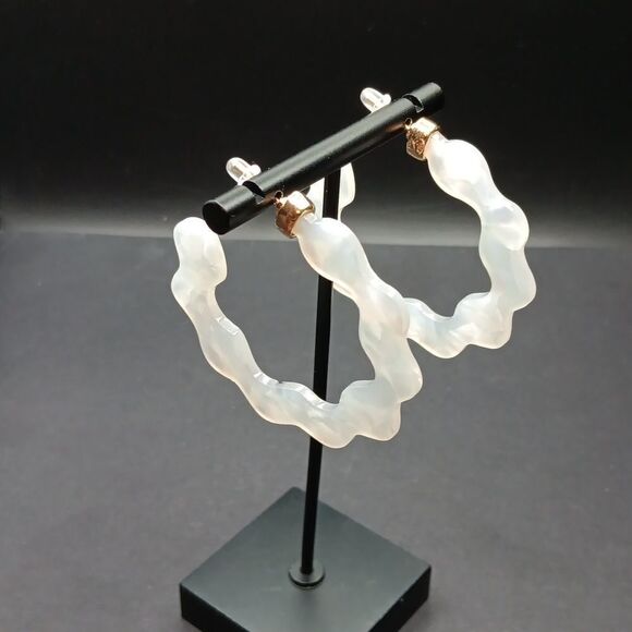 New Acrylic Resin White Wavy Hoop Statement Marble Earrings - Picture 2 of 4